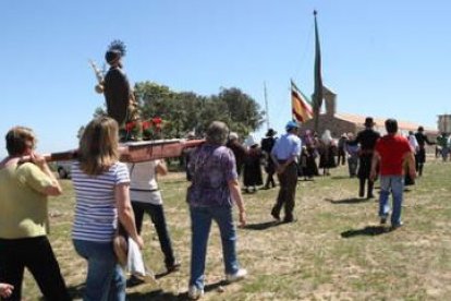 La procesión de traslado del patrón de Lagunas llega a la ermita.