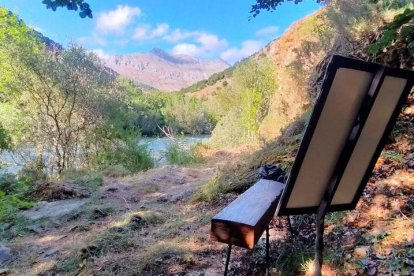 Uno de los bancos con vistas a la montaña y al río Esla, en Las Salas. DL