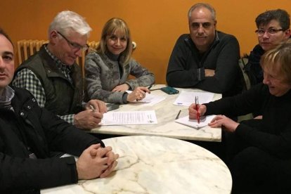 La alcaldesa y el edil de Urbanismo se reunieron con la asociación de vecinos del barrio de Pinilla. dl