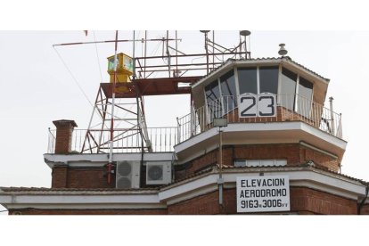 Cartel que anuncia la altitud de la base aérea de La Virgen del Camino, donde Aemet mide la temperatura de León.