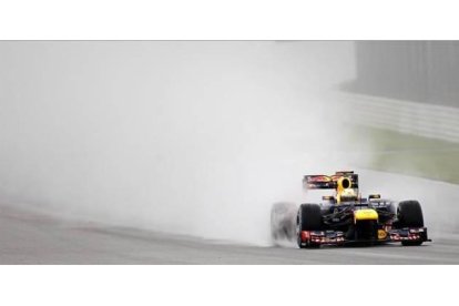 Vettel deja una estela de agua en el mojado asfalto de Hockenheim, en los primeros ensayos del GP de Alemania.