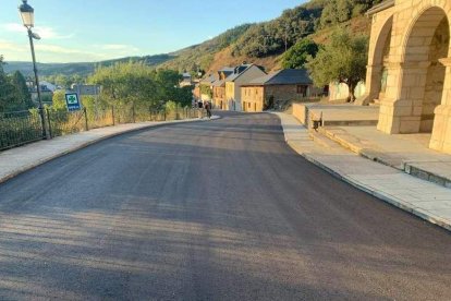 Estado en el que quedó el asfaltado a la entrada de Molinaseca. DL