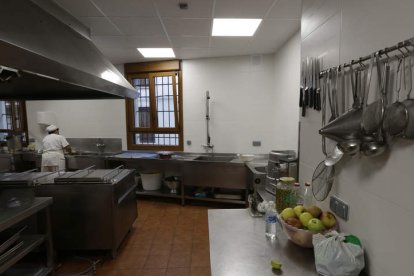 La cocina del comedor social fue renovada este verano con el enlucido de las paredes. FERNANDO OTERO