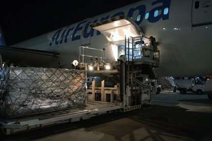 Llegada de mascarillas en la madrugada al aeropuerto de Barajas. MINISTERIO DE TRANSPORTES