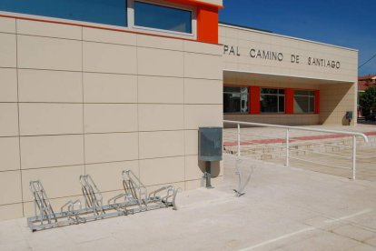 Exterior del pabellón de deportes Camino de Santiago, situado en Trobajo del Camino.