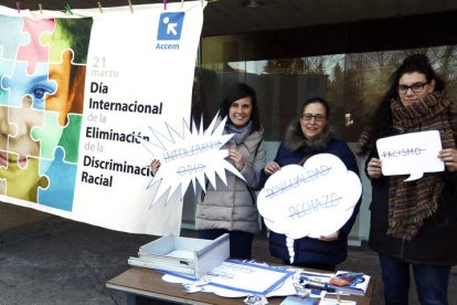 Responsables de Accem, ayer en el Centro Cívico con motivo del Día Internacional de la Discriminación Racial. MARCIANO PÉREZ