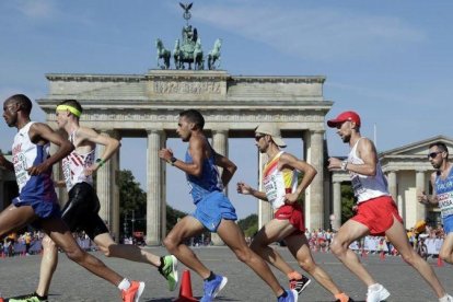 Javi Guerra, en el grupo delantero, cruza ante la Puerta de Brandenburgo.