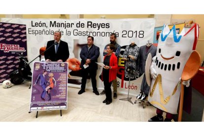 El alcalde, Antonio Silván; el presidente de León Gótico, Juan Dopico; la Jefa de Cultura de la Junta en León, Amelia Biaín; y Santiago Miguélez, de Estrella Galicia. M. PÉREZ