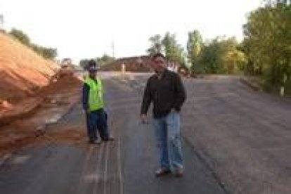 El alcalde de Cuadros visitó ayer las obras de asfaltado, a la entrada de la variante de Cascantes