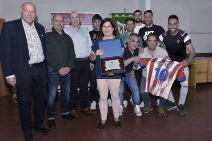 Serafín Vázquez y Rosalía Fernández junto a parte de los once jugadores de Quintana de Fuseros que han vestido la camiseta del Atlético Bembibre. RODO LÓPEZ