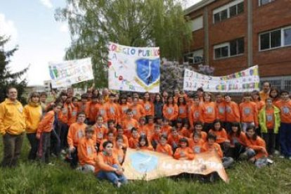 El alumnado de sexto luce las camisetas naranjas con el escudo del centro, su «uniforme»