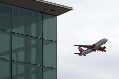 Un avión despega del aeropuerto de El Prat