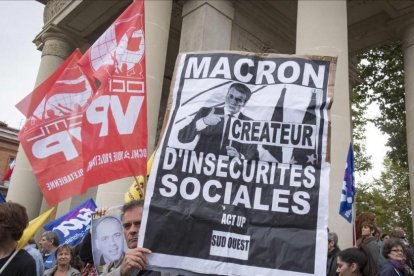 Un grupo de personas protesta contra la reforma laboral durante la visita que ha hecho a Toulouse el presidente Emmanuele Macron