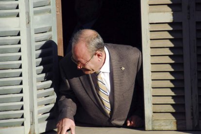 El juez José Castro se asoma a la ventana de su despacho, en una imagen de archivo.