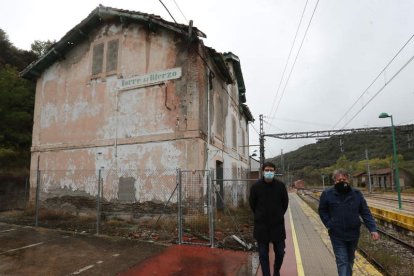 Gabriel Folgado y Melchor Moreno, el pasado octubre ante el edificio de la estación. L. DE LA MATA