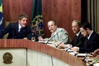 Lula junto a tres de los miembros de su Gobierno en el primer consejo de ministros de su presidencia