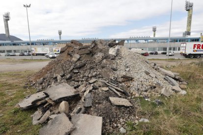 Escombro procedente de las obras del centro de Ponferrada frente al estadio del Toralín, ayer. L. DE LA MATA