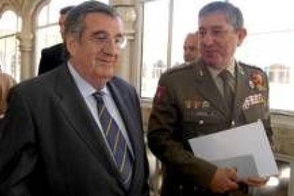 El presidente de Unión Fenosa, Pedro López Jiménez, con el general Ricardo Sotomayor