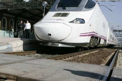 Un tren Alvia en las viejas vías de la capital leonesa. ramiro