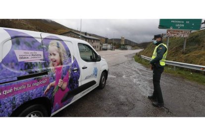 Agentes de la Guardia Civil de Tráfico en el control de carreteras instalado en el Alto de Pajares, entre Asturias y León. RAMIRO