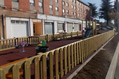 Nuevo parque infantil en el barrio de las Ventas de Alcedo, en La Robla. PLANILLO