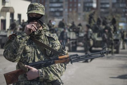 Un prorruso armado se fuma un cigarrillo en Sláviansk, en la región ucraniana de Donetsk.