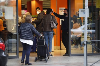 León es centro de compras de muchos pueblos. JESÚS F. SALVADORES