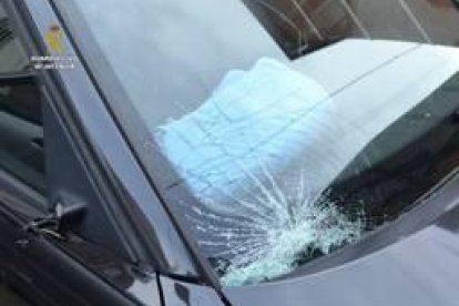 Imagen del coche que provocó el atropello mortal con el golpe en el parabrisas