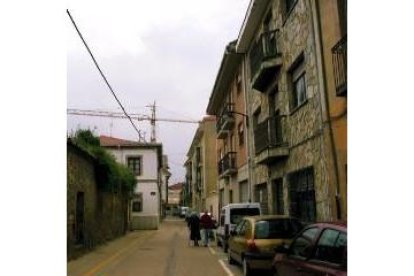 La calle Padre Blanco discurre en paralelo al paseo de la muralla