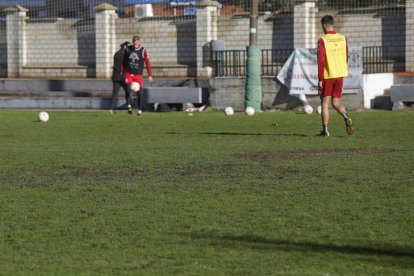 Entrenamiento de la Cultural Leonesa en el campo de fútbol del CHF. F. Otero Perandones.