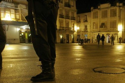 La policía vigiló las plazas para evitar botellones. L. DE LA MATA