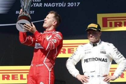 Sebastian Vettel celebra su victoria en Hungría ante Valttri Bottas.