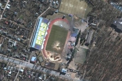 Imagen de satélite del cráter que ha dañado el estadio de Chernihiv, en Ucrania. MAXAR TECHNOLOGIES HANDOUT