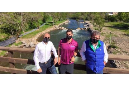 Francisco García, Guillermo Fidalgo y Jorge Arrimada, junto al canal de Sabero. DL