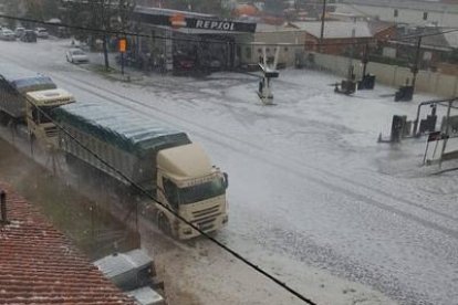 El granizo cubrió ayer Mansilla de las Mulas, una de las localidades más afectadas.