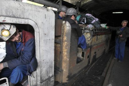 A las 15.30 horas un grupo de mineros comenzó a bajar los bocadillos para la comida, un poco de fruta y mantas y sacos.