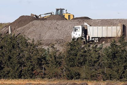 Imagen de parte de las extensas instalaciones del complejo del CTR en San Román de la Vega, donde tratan los residuos. MARCIANO PÉREZ