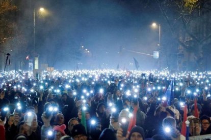 Momento de la manifestación contra la ley de esclavitud ante el Parlamento húngaro, en Budapest.