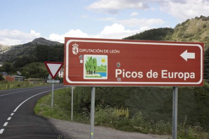 Uno de los carteles con la antigua denominación del parque. CAMPOS