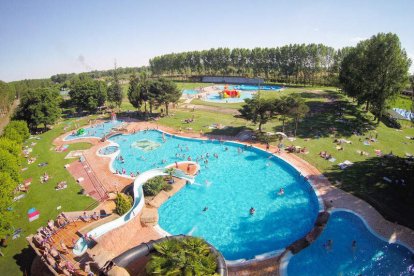 Fotografía aérea de las piscinas de Valencia de Don Juan. DL