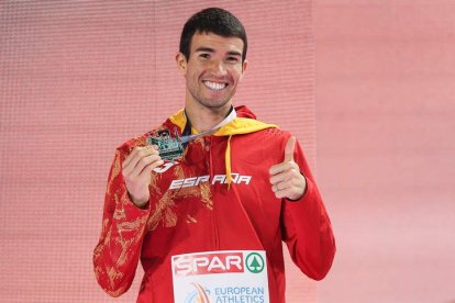 Mechaal, con su medalla de plata en el 3.000. SAHIN