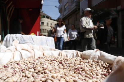 El chef Miguel Cobo, con toda una ‘Estrella Michelín’ será uno de los protagonistas de una Feria Agroalimentaria de La Bañeza que cumple 19 ediciones con una excelente salud como escaparate de las riquezas gastronómicas y alimentarias de la ciudad y comarca. Una Feria que aúna alimentación con otras propuestas, entre ellas la de la música tradicional que hoy viernes tiene como protagonista al grupo La Bazanca. Y el domingo la Alubiada con miles de raciones para degustar con manjar con sello bañezano. De presente y de futuro.