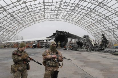 Militares ucranianos con el Antonov abatido cerca de Kiev. SERGEY DOLZHENKO