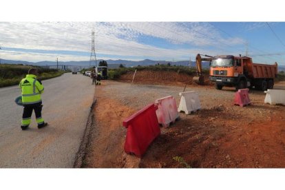 La maquinaria, ayer realizando las primeras labores del nuevo vial. L. DE LA MATA