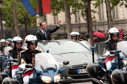 El nuevo presidente francés, François Hollande, a bordo del Citroën DS5 Híbrido.