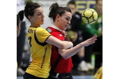 La pivote leonesa Patricia sufre ayer la férrea defensa de las jugadoras navarras