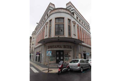 Fachada del singular Teatro Trianón, en Ramón y Cajal.