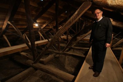 El rector de la basílica de la Encina, Antolín de Cela, mostraba ayer la pasarela que permitirá visitar el espacio entre la boveda y el bajocubierta.