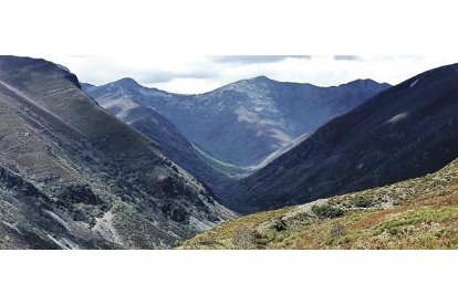 Fondo de saco del valle donde nace el río Burbia sin reservas de nieve, visto desde el alto del «Corral de los lobos» en primer plano, a mitad de la foto tomada esta semana. M.F.