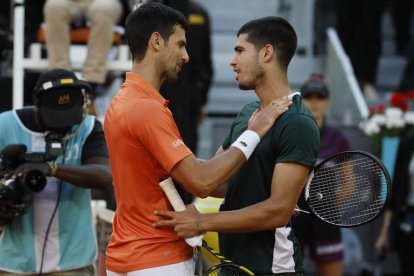 Djokovic sucumbió a la fuerza de Alcaraz y no dudó en felicitarle tras el partido. JUANJO MARTIN